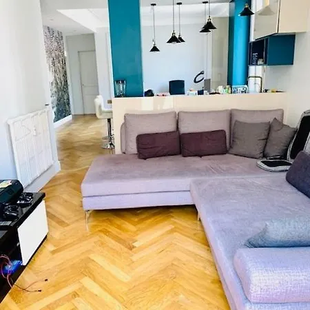 Spacious 5 Min To Sea Apartment *