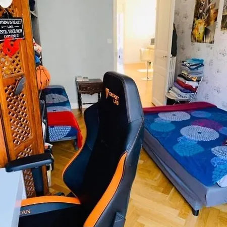 Spacious 5 Min To Sea Apartment