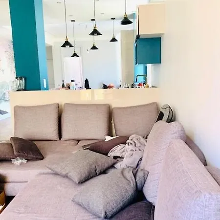 Spacious 5 Min To Sea Apartment *